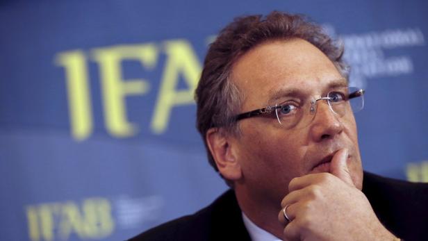 Ein Mann mit Brille denkt vor einem Hintergrund mit der Aufschrift IFA nach.