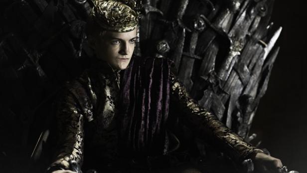 Joffrey Baratheon sitzt auf dem Eisernen Thron.