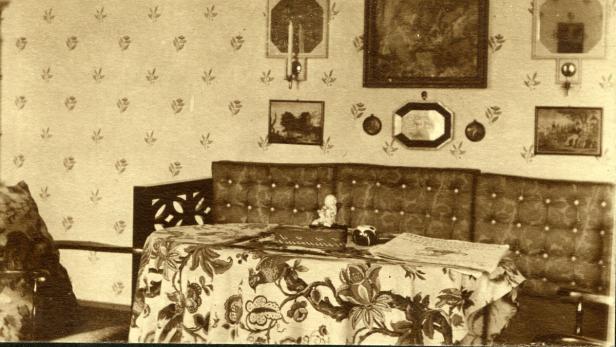 ie Sitzecke und der Wandverbau zeigen Hoffmanns Wohnzimmer in der Neulinggasse 24 im dritten Bezirk.