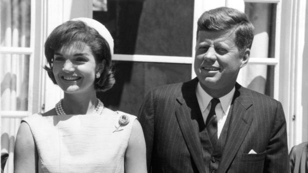 In der Öffentlichkeit der brave Ehemann: Präsident John F. Kennedy mit seiner First Lady Jacqueline