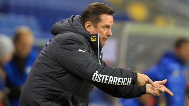Ein Trainer der österreichischen Nationalmannschaft gestikuliert am Spielfeldrand.