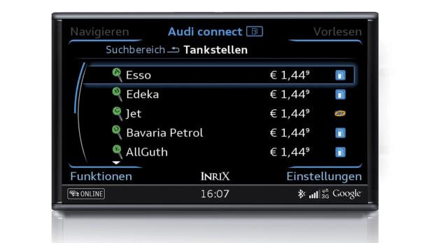 Das Display eines Audi Connect zeigt eine Liste von Tankstellen mit Preisen an.