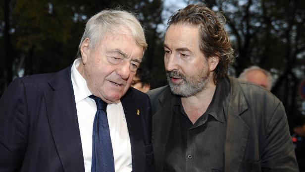 Volker Schlöndorff und ein weiterer Mann stehen zusammen.