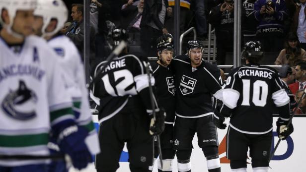 Los Angeles Kings&#039; Jeff Carter (2nd R) celebrates a second period goal against the Vancouver Canucks during their NHL game in Los Angeles, California, January 28, 2013. REUTERS/Lucy Nicholson (UNITED STATES - Tags: SPORT ICE HOCKEY)