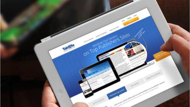 Ein Tablet zeigt die Webseite von Taboola, einem Dienst für Content-Empfehlungen.