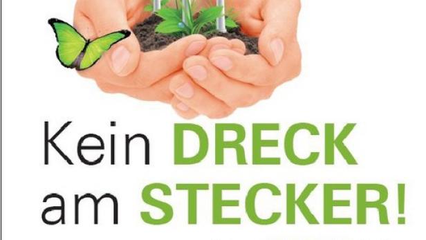 Hände halten Windräder und Pflanzen, umgeben von Schmetterlingen, als Symbol für Ökostrom.