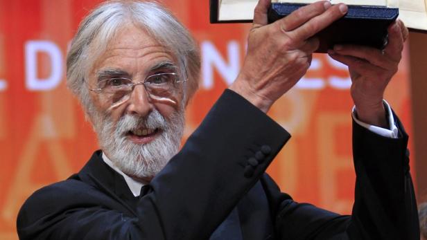 Director Michael Haneke reacts after receiving the Palme d&#039;Or award for the film &quot;Amour&quot; (Love) during the awards ceremony of the 65th Cannes Film Festival, May 27, 2012. REUTERS/Yves Herman (FRANCE - Tags: ENTERTAINMENT)