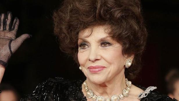 Actress Gina Lollobrigida poses on the red carpet at the Rome Film Festival November 16, 2012. REUTERS/Tony Gentile (ITALY - Tags: ENTERTAINMENT)