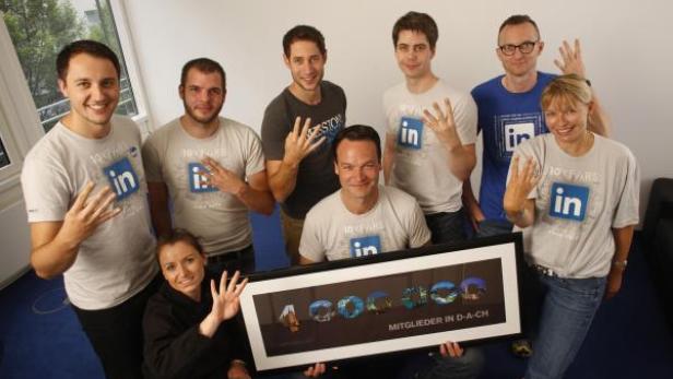 Eine Gruppe von LinkedIn-Mitarbeitern feiert 4 Millionen Mitglieder im D-A-CH-Raum.
