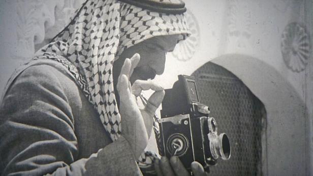 In „Die Hühner“ aus dem Jahr 1977 setzt sich Omar Amiralay satirisch mit den politischen Fehlern der Baath-Führung auseinander.