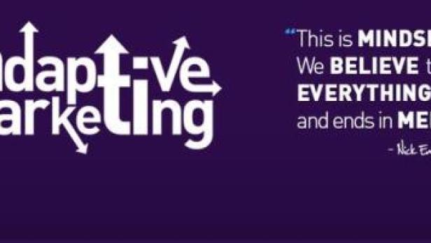 Das Wort „Adaptive Marketing“ mit Pfeilen auf einem violetten Hintergrund, zusammen mit einem Zitat von Mindshare.