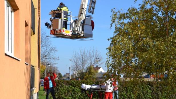 Rettung der eingeschlossenen Bewohner mittels Drehleiter.