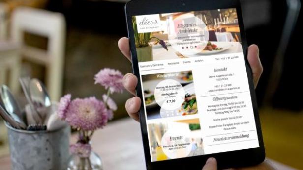 Ein Tablet zeigt die Webseite des „décor“ Café-Restaurants.