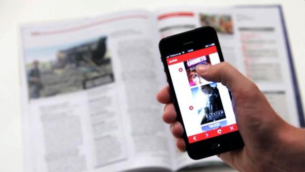 Eine Person nutzt eine App auf einem Smartphone, um Filminformationen zu erhalten.