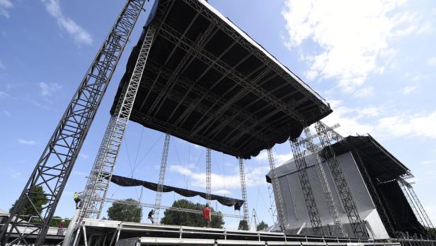 Aufbau der beiden Bühnen auf der Donauinsel. Während die eine bespielt wird, soll auf der anderen bereits für den nächsten Gig umgebaut werden.