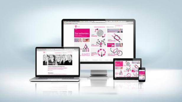 Ein Computer, ein Laptop, ein Tablet und ein Smartphone zeigen die Webseite der Deutschen Telekom.