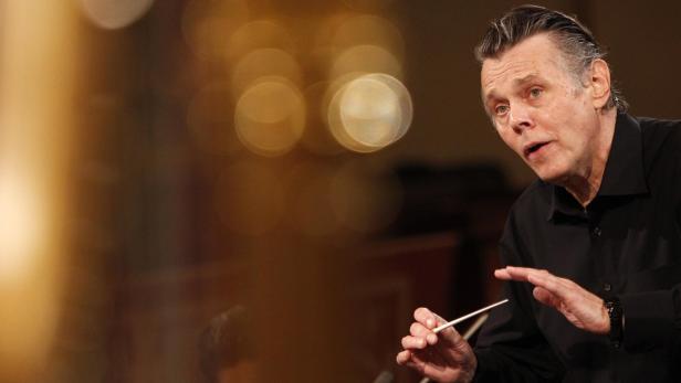 Mariss Jansons of Latvia conducts the Vienna Philharmonic Orchestra during a rehearsal for the traditional New Year&#039;s Concert in the Golden Hall of the Vienna Musikverein in Vienna, December 29, 2011. The concert will be broadcast by over 70 television networks and 300 radio stations worldwide on January 1, 2012. REUTERS/Lisi Niesner (AUSTRIA - Tags: ENTERTAINMENT)