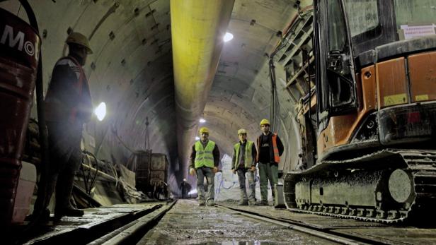 Schon vor 150 Jahren gab es erste Pläne - jetzt wird der im Osmanischen Reich gehegte Traum wahr: Mit dem "Marmaray"-Tunnel unter dem Bosporus haben Eisenbahner Europa und Asien verbunden.