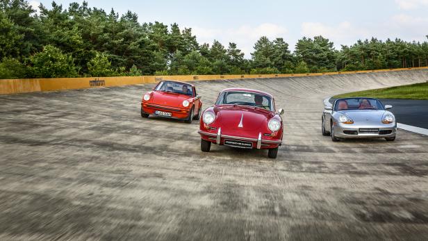Drei Porsche-Fahrzeuge auf dem Contidrom-Testgelände unterwegs.