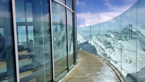 Das höchste Café Österreichs Das liegt wie der Name schon sagt auf 3.440 Höhenmeter: Panoramafenster und frei schwebende Sonnenterrassen geben einem atemberaubenden Blick vom Pitztaler Gletscher frei.