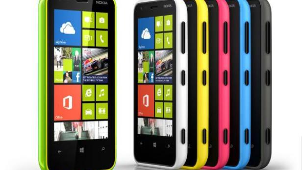 Ein Nokia Lumia Smartphone in Grün, daneben weitere in Weiß, Gelb, Pink, Blau und Grau.