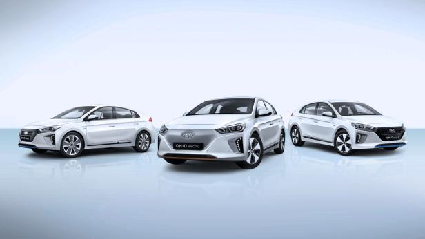 Drei weiße Hyundai Ioniq Modelle stehen in einer Reihe.