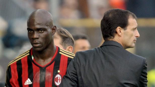 Mario Balotelli im Trikot des AC Mailand mit Trainer Massimiliano Allegri.