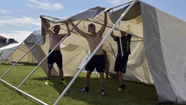 Asyl: Aufbau der Zelte in Traiskirchen hat begonnen