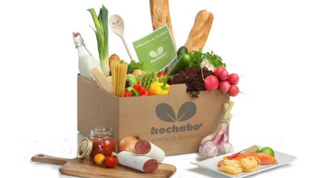 Eine Kochbox von Kochabo gefüllt mit frischen Zutaten wie Gemüse, Pasta und Baguette.
