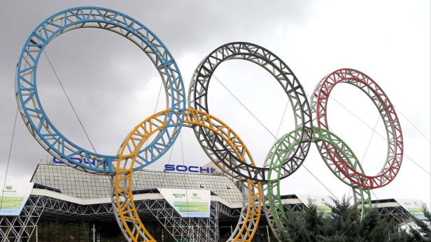Die olympischen Ringe vor dem Bahnhof von Sotschi.
