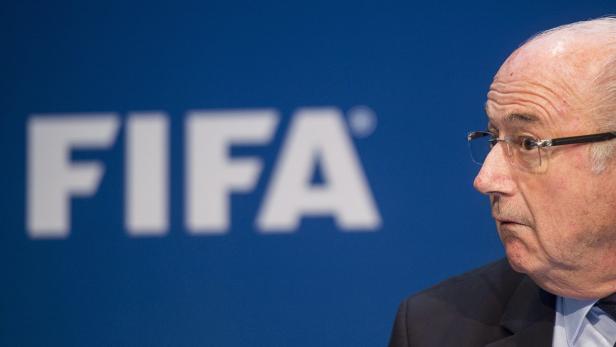 Sepp Blatter vor einem FIFA-Logo.