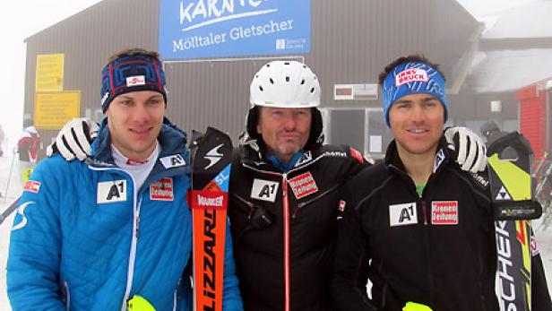 Cheftrainer Mathias Berthold mit den beiden Slalom-Youngsters Michael Matt (li.) und Manuel Wieser.