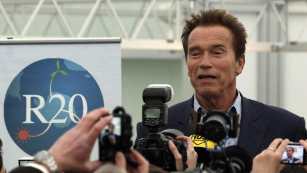 Medienrummel um Arnold Schwarzenegger: Der Ex-Politiker wirbt in Wien für seine Energieinitiative.