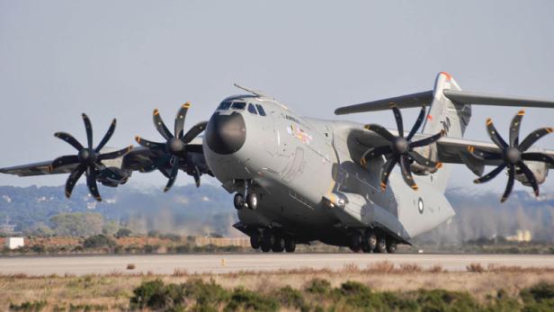 Ein Airbus A400M Atlas Militärtransporter startet auf einer Landebahn.