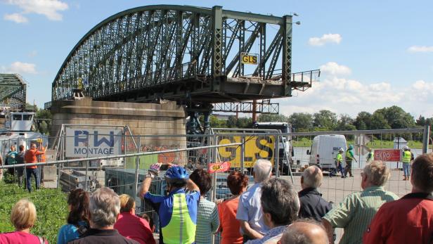 Im Sommer wickelte die Firma GLS noch den Abbau der Linzer Eisenbahnbrücke ab