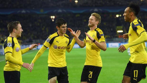Vier Fußballspieler von Borussia Dortmund feiern gemeinsam auf dem Spielfeld.