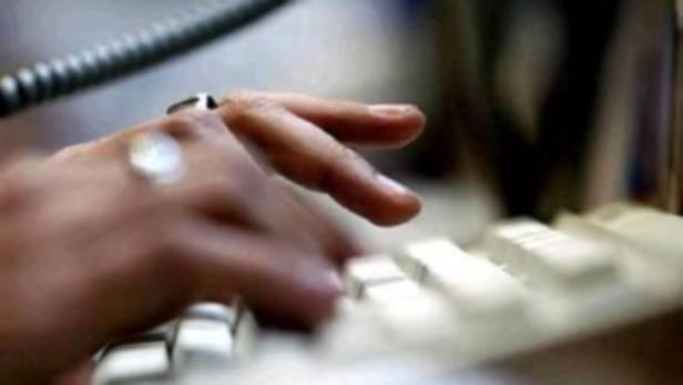 A person is seen typing on a computer keyboard. Under a subject line containing the words &quot;Photo approval,&quot; a hacker has mass-mailed the so-called Stinx-E trojan virus to British email addresses, said British anti-virus firm Sophos. REUTERS/Sherwin Crasto