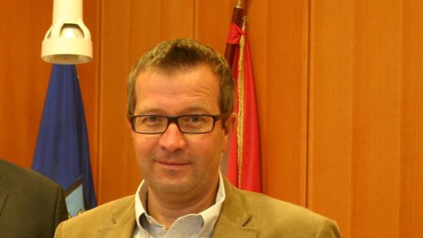 Schwechats Bürgermeister Hannes Fazekas wirft überraschend das Handtuch