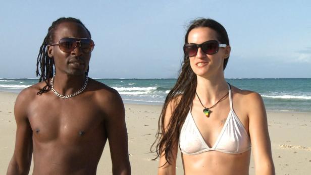 &quot;Am Schauplatz&quot;, &quot;Schöner fremder Mann.&quot; Im Kinofilm ?Paradies Liebe? von Ulrich Seidl fliegen ältere Damen aus Europa nach Kenia, um sich ein paar Wochen lang von jungen Afrikanern verwöhnen zu lassen. Wie sieht der weibliche Sextourismus abseits der Leinwand aus? Tiba Marchetti hat sich für ihre ?Schauplatz?-Reportage auf Kenias Traumstränden umgeschaut und viele gemischte Paare getroffen. Bei manchen ging es nur um Sex ? aber viele der Frauen waren eigentlich auf der Suche nach der großen Liebe. ?Für die Beach Boys sind die Frauen nur ein Geschäft?, sagt Kerstin (30). ?Das kann man mit richtigen Beziehungen nicht vergleichen. ?Sie selbst ist seit zwei Jahren mit dem feschen Davis (33) liiert. Gemeinsam wollen sie ein Safariunternehmen aufbauen. Kerstin glaubt an die große Liebe und reist eigens mit Davis nach Niederösterreich, um ihn ihrer Familie vorzustellen. Ihre Mutter findet ihn ?magisch und sympathisch?. Doch schon die Oma reagiert deutlich skeptischer. Kerstins Vater, ein Polizist, weigert sich gar, den zukünftigen Schwiegersohn zu treffen.Im Bild: Kerstin (30) und Davis (33) in Diani Beach bei Mombasa. SENDUNG: ORF2 - DO - 31.01.2013 - 21:05 UHR. - Veroeffentlichung fuer Pressezwecke honorarfrei ausschliesslich im Zusammenhang mit oben genannter Sendung oder Veranstaltung des ORF bei Urhebernennung. Foto: ORF/Tiba Marchetti. Anderweitige Verwendung honorarpflichtig und nur nach schriftlicher Genehmigung der ORF-Fotoredaktion. Copyright: ORF, Wuerzburggasse 30, A-1136 Wien, Tel. +43-(0)1-87878-13606