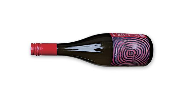 Eine Flasche Rotwein mit einem roten Verschluss und einem abstrakten Etikett.