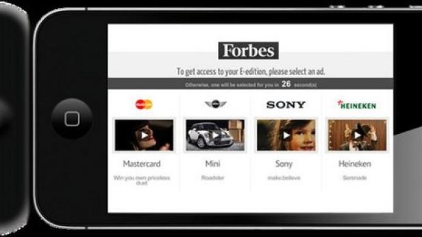 Ein iPhone zeigt eine Forbes-Website mit Werbung von Mastercard, Mini, Sony und Heineken.