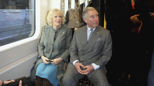 Britain&#039;s Prince Charles and his wife Camilla, Duchess of Cornwall, travel on a Metropolitan line tube train from Farringdon station to King&#039;s Cross station, as they mark 150 years of the London Underground January 30, 2013. REUTERS/Chris Jackson/pool (BRITAIN - Tags: ROYALS SOCIETY ENTERTAINMENT TRANSPORT)