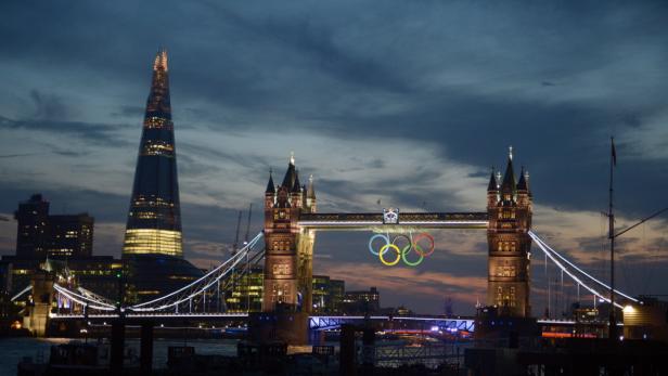 Der beleuchtete Tower Bridge in London mit den olympischen Ringen und dem Shard im Hintergrund.