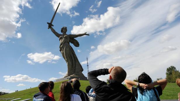 Der Mamajew-Hügel in Wolgograd: die zentrale Gedenkstätte für die Opfer der Schlacht von Stalingrad. Die Figur stellt die &quot;Mutter Heimat&quot; dar.