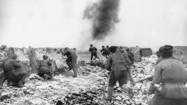 Sowjetische Soldaten greifen während einer Schlacht im Zweiten Weltkrieg an.