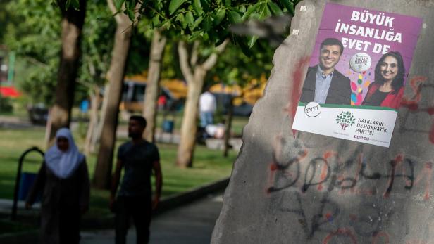 Ein Wahlplakat der Halkların Demokratik Partisi (HDP) hängt an einer Wand in einem Park.