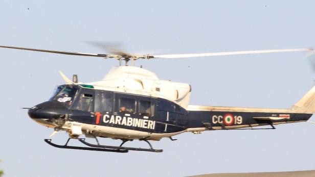 Ein Hubschrauber der Carabinieri im Flug.