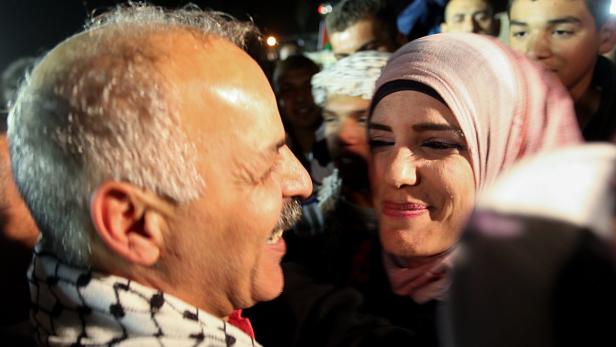 Die Emotionen gingen hoch, als 26 palästinensische Langzeitgefangene nach Jahren wieder ihre Verwandten in die Arme schlossen.