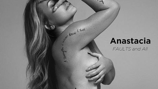 Anastacia zeigt Narben nach Brustkrebs-OP