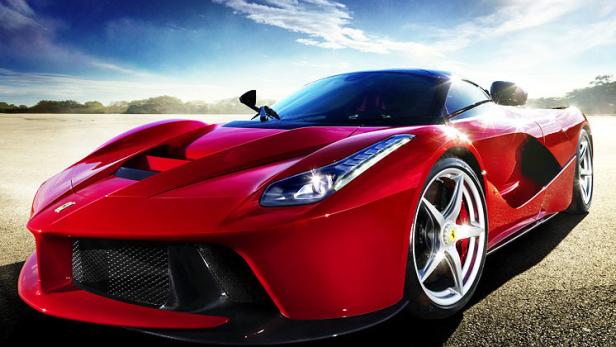 Ein roter Ferrari LaFerrari steht auf einer asphaltierten Fläche.